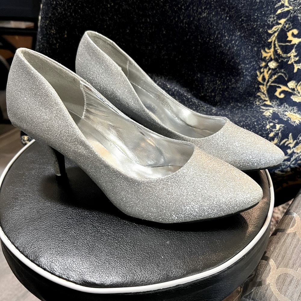 Sparkle silver pumps